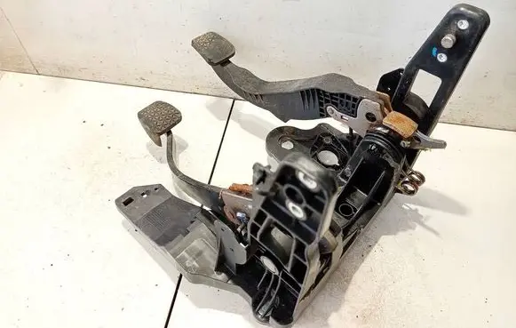 Opel Astra J Brake pedal 13315200 0000350