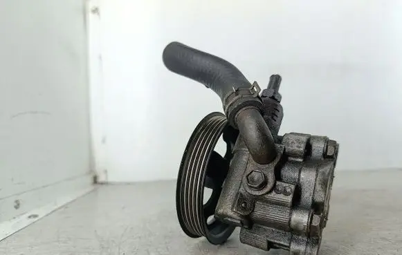 Toyota Avensis T250 Power steering pump 