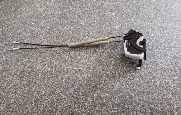 Nissan Leaf I (ZE0) Front door lock B4JRBNN