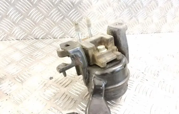 Toyota Corolla Verso E121 Engine mount bracket