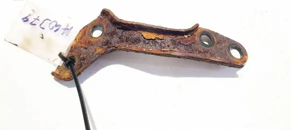 Subaru Legacy Engine mounting bracket