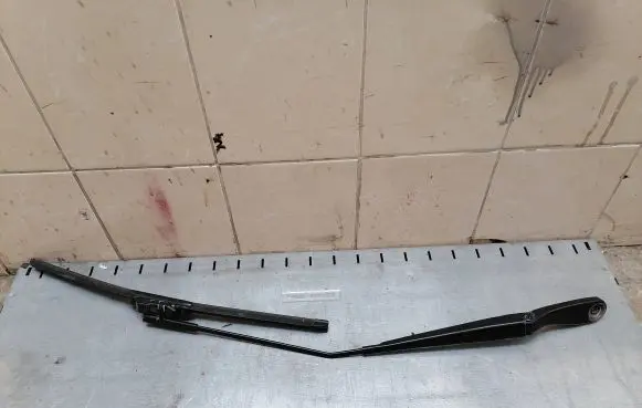 Volvo V50 Front wiper blade arm 30698250