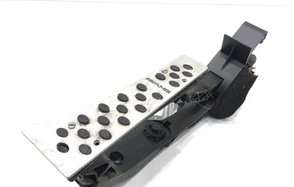 Accelerator throttle pedal