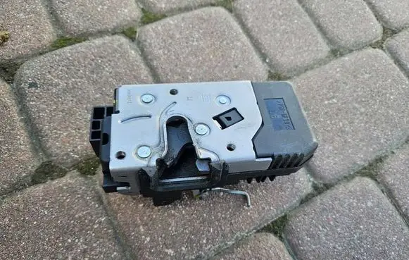 Opel Vivaro Loading door lock 905033916R 93867687