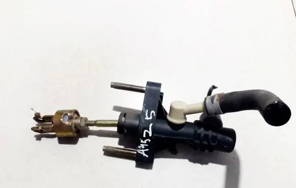 Toyota Yaris Clutch master cylinder 168031l1
