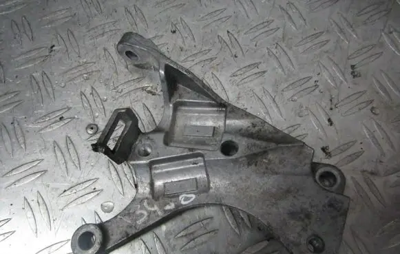 Peugeot Partner Engine mounting bracket 113103198