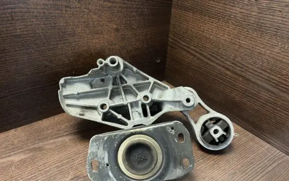 Engine mount bracket