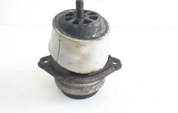 Volkswagen Touareg I Engine mount bracket 7L6199131C