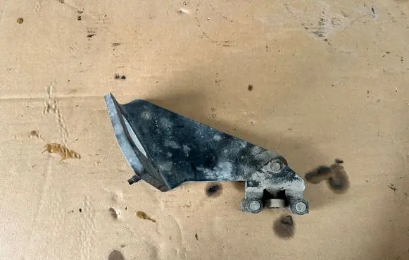 Renault Trafic II (X83) Sliding door lower roller guide/hinge 312012J