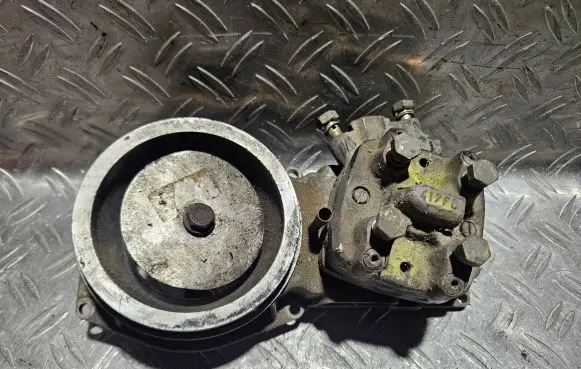 Audi 80 90 B3 Fuel distributor 0438120208 026133353B