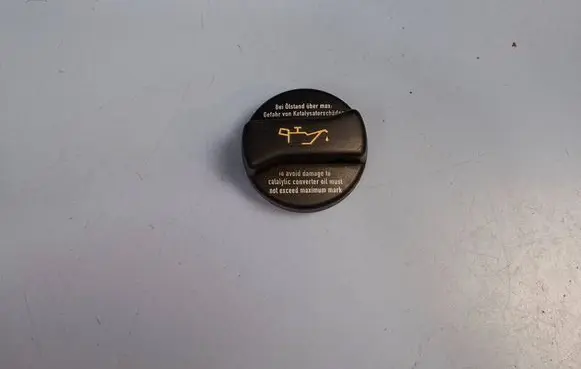 Volkswagen Golf V Oil filler cap 026103485E