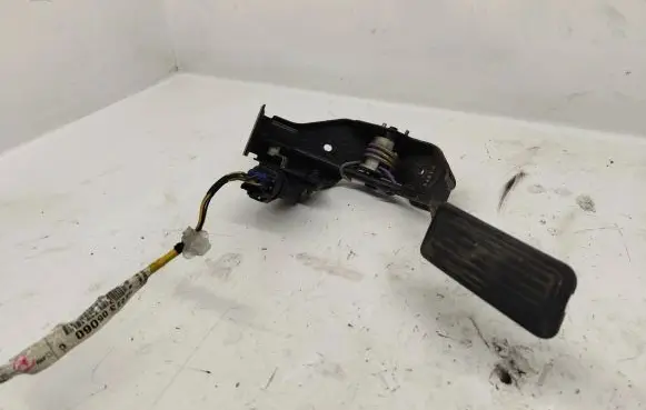 Toyota Avensis T250 Accelerator throttle pedal 8928152021 06F02 1983003041