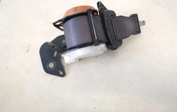 Toyota Yaris Middle seatbelt (rear) c7607