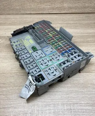 Opel Vectra B Fuse module 09152787 90505470