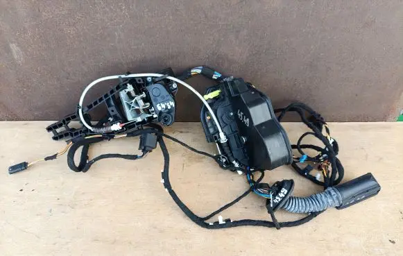 BMW X3 F25 Front door lock 7202150 51217202150