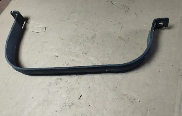 Fuel tank mounting bracket