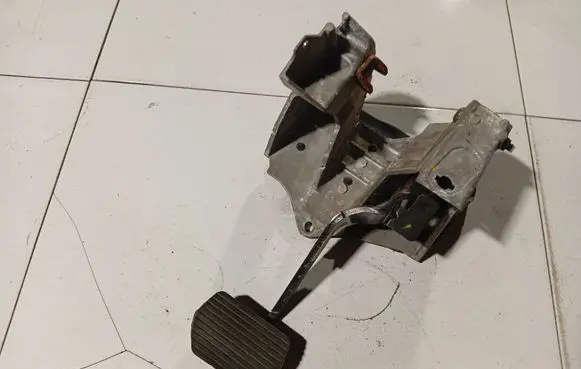 Peugeot 607 Brake pedal 