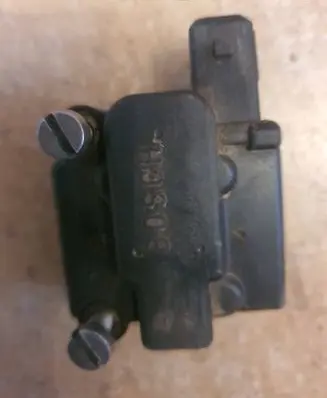 Audi 80 90 S2 B4 Fuel pressure regulator 2437020009
