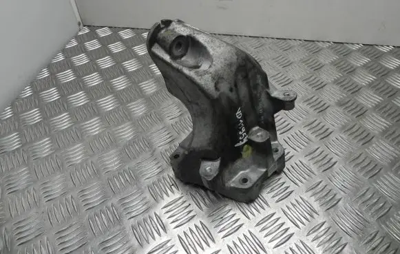 Mercedes-Benz C AMG W205 Engine mounting bracket A6512234204 VD11954