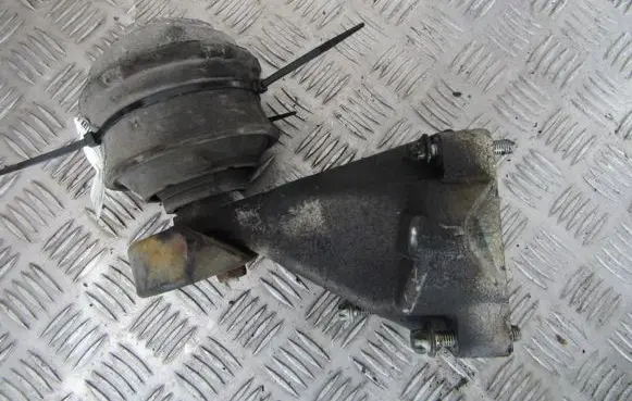 Mercedes-Benz C W203 Engine mount bracket A2712230063 A2712230904