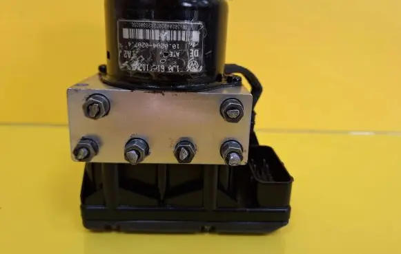 Volkswagen Golf IV ABS Pump 1J0907379P 1J0614117C
