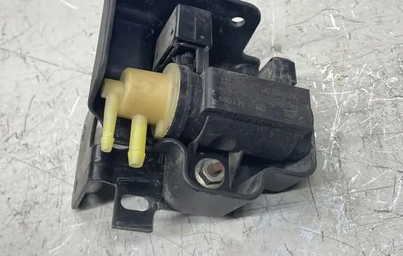 Opel Insignia A Turbo solenoid valve 55573732