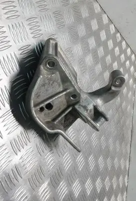 Volvo V40 Engine mounting bracket