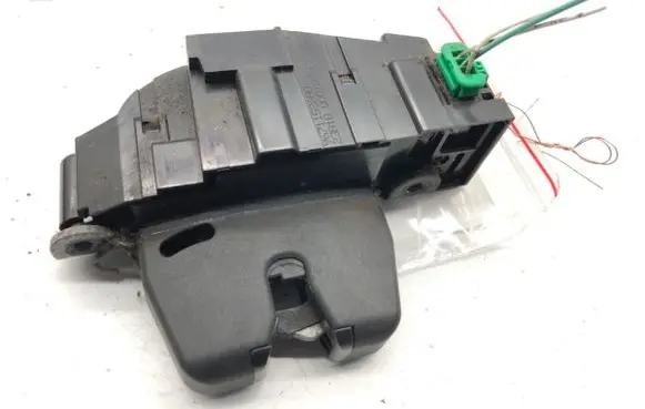 Tailgate exterior lock