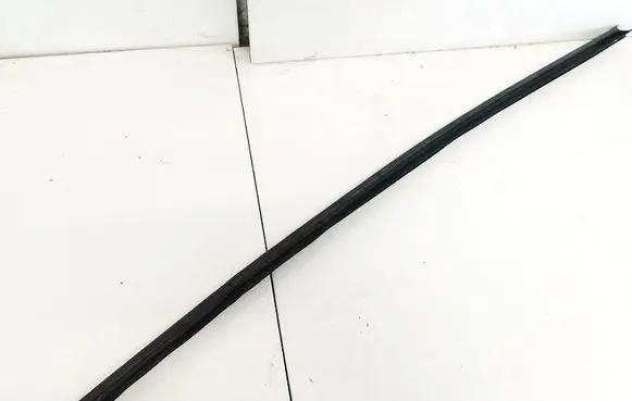 Seat Leon (5F) Front door glass trim molding 