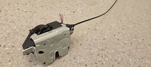 Mercedes-Benz GL X164 Loading door lock A1647400300 1647400300