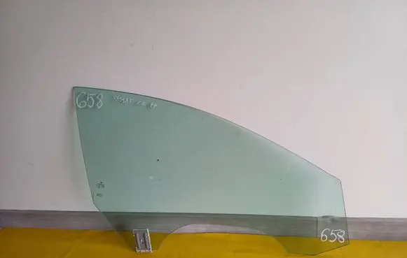 Volkswagen PASSAT CC Front door window glass four-door