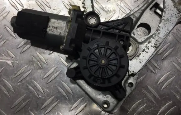 Mercedes-Benz E W210 Front door window regulator motor 0130821671