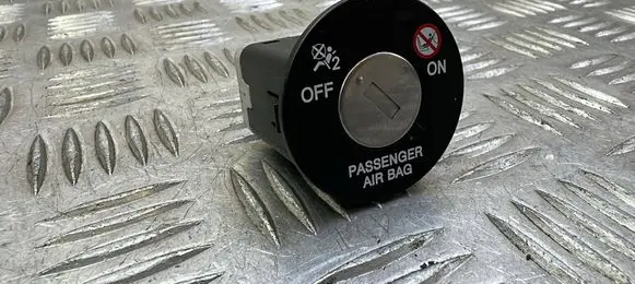 KIA Ceed Passenger airbag on/off switch 