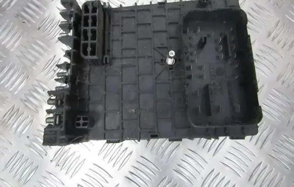 Volkswagen PASSAT B6 Fuse box set 3C0937125 6359-2777