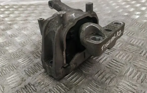 Volkswagen Tiguan Engine mount bracket 5N0199262E