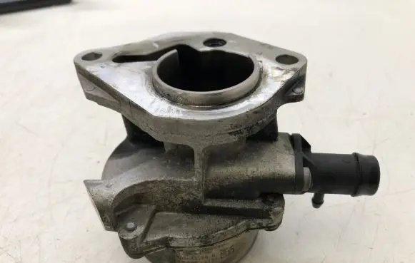 Nissan Qashqai Vacuum pump 146505272R