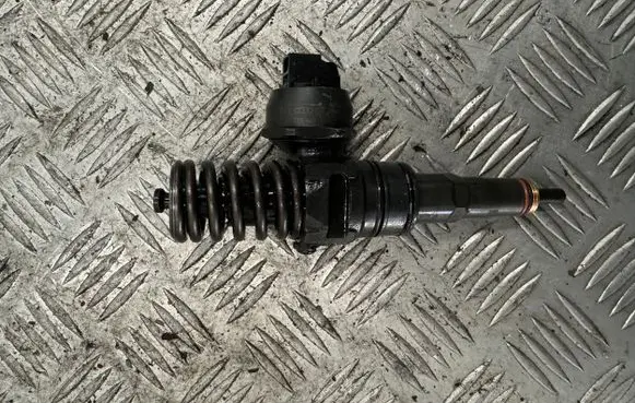 Volkswagen PASSAT B5.5 Fuel injector 038130073AL 0414720039