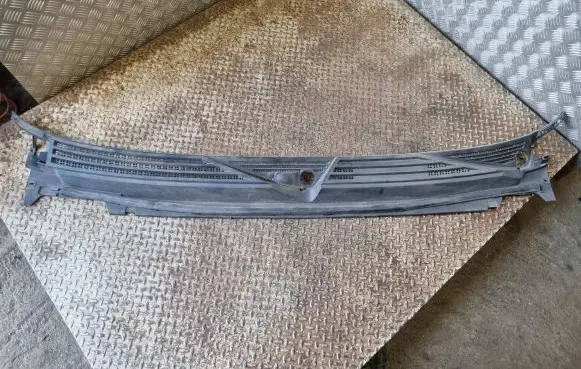 Cadillac Escalade Wiper trim 5896CAV3 354850716