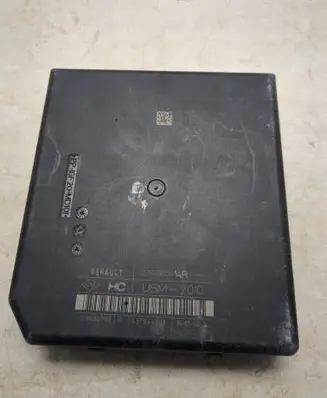 Renault Kangoo II Fuse module 284B63414R 2437944506 519532F02