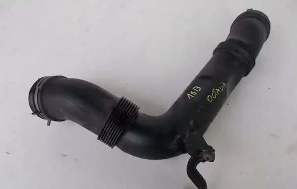 Skoda Octavia Mk2 (1Z) Air intake hose/pipe