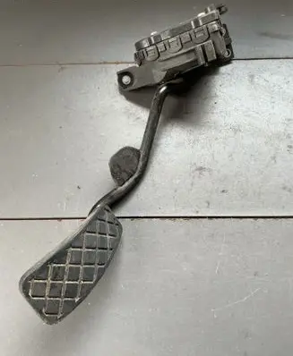 Accelerator throttle pedal