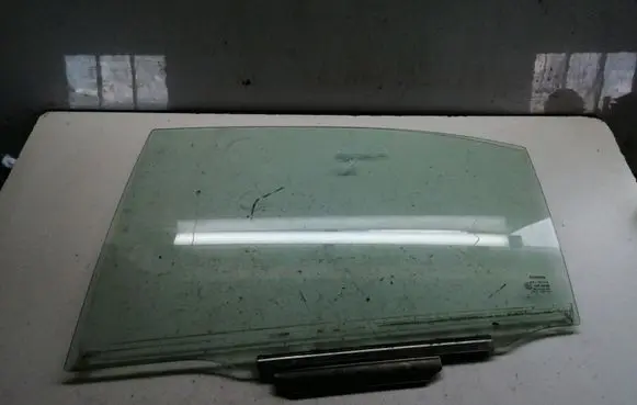Toyota Avensis T250 Rear door window glass 43R00048