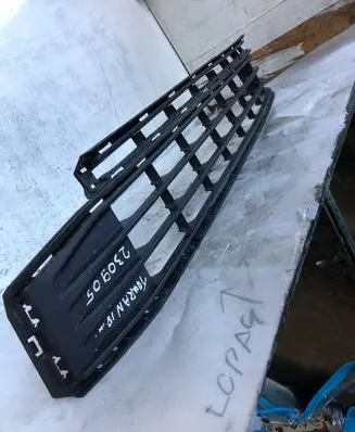 Volkswagen Touran III Front bumper lower grill 5ta853677k