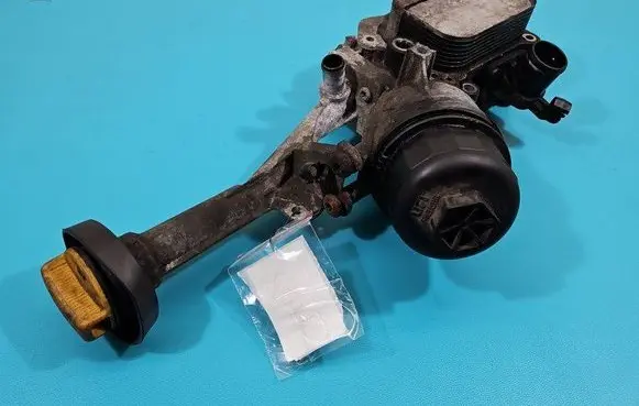 Oil filter mounting bracket