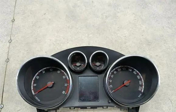 Opel Meriva B Speedometer (instrument cluster) 13346174