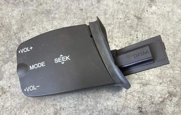 Ford Focus Sound control switch 758709
