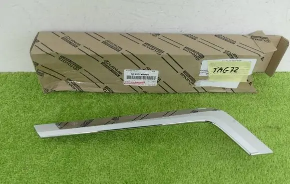 Toyota Hilux VIII Front bumper upper radiator grill 53125-YP060