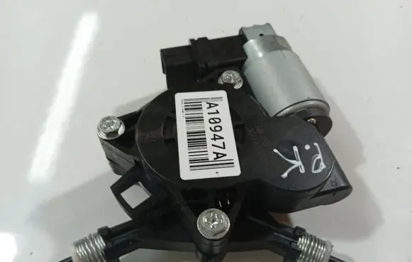 Mazda 3 I Front door window regulator motor GJ6A5958X
