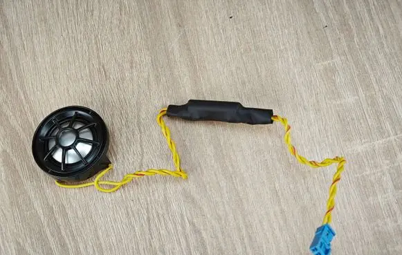 Front door high frequency speaker
