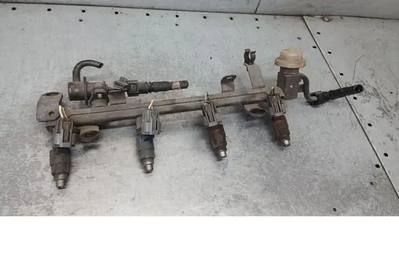Mazda Premacy Fuel injector supply line/pipe